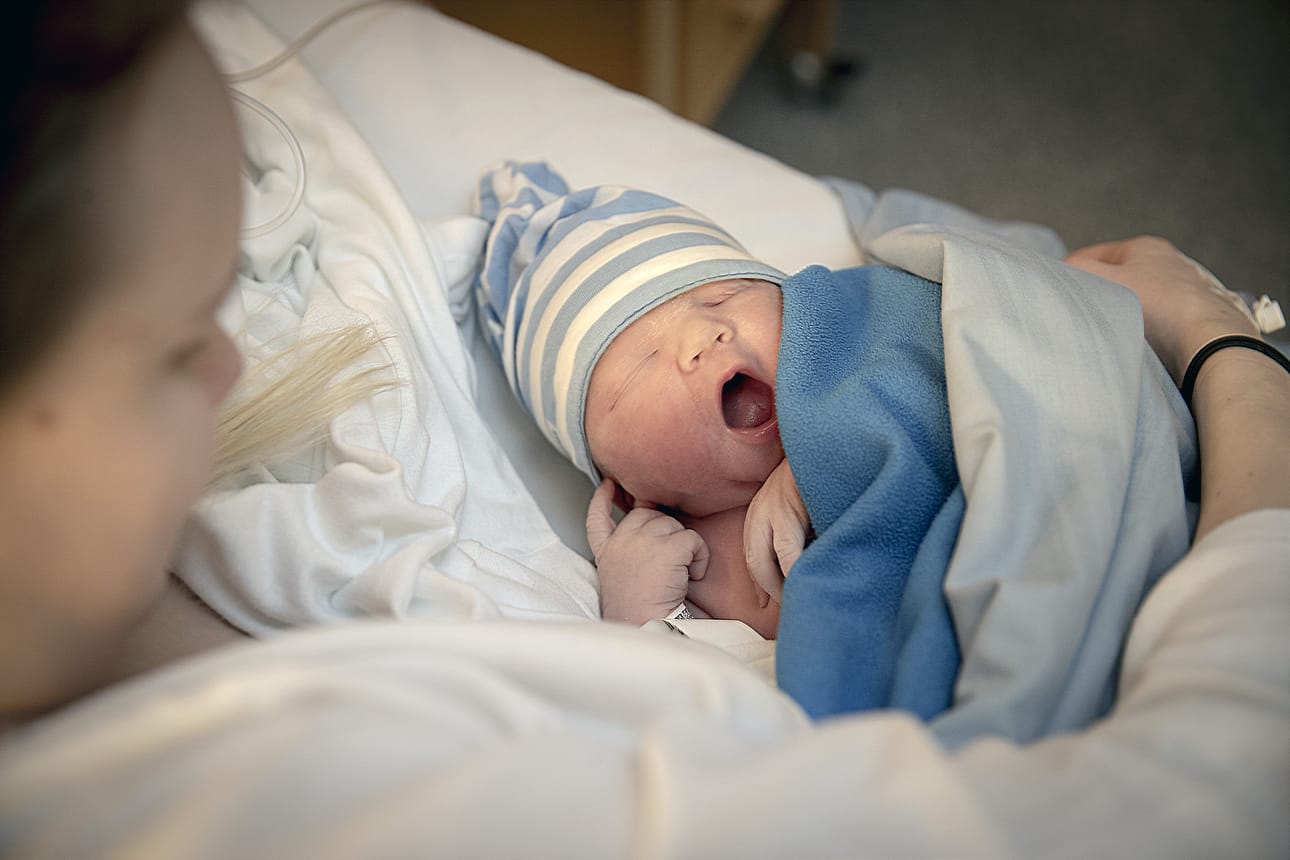 Vanhemmat voivat nykyisin tietyissä tapauksissa siirtyä vastasyntyneen mukana teholle. Arkistokuva.