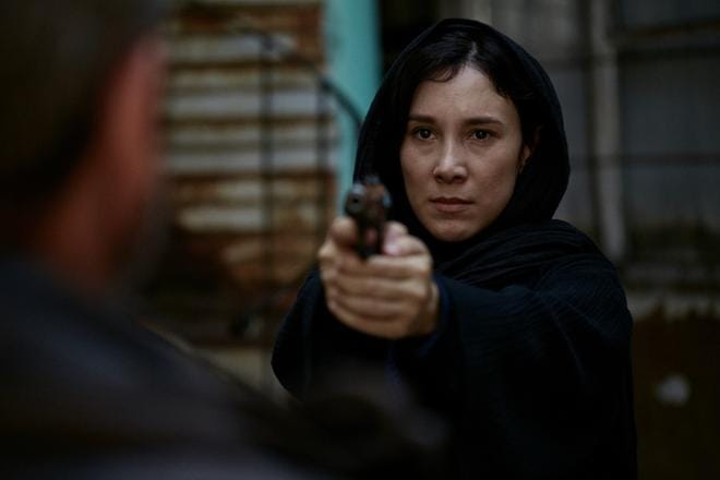 Sibel Kekilli tekee hienon roolityön Suomeen pyrkivänä turvapaikanhakijana, jolla on useita passeja ja nimiä. KUVA: Elisa Viihde