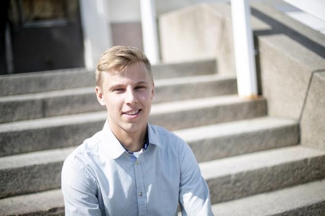 Alajärveläissyntyinen Aleksi Yli-Sissala laulaa Komiat-yhtyeen lisäksi myös Planet Case -yhtyeessä, joka valikoitui Sunrise Avenuen lämppäribändiksi Helsingin konserttiin. KUVA: JAAKKO ELENIUS