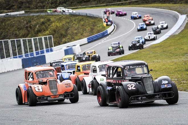 Pohjois-Euroopan Legends-mestaruussarja saatiin päätökseen lauantaina. Pian Legends-autoja nähdään myös Jurvassa, kun MM-kisoihin on enää vain muutama viikko aikaa. Kisat Jurvaan järjestänyt Johan Ahokas otti Pohjois-Euroopan sarjasta kolmannen sijan. KUVA: TANELI NIINIMÄKI