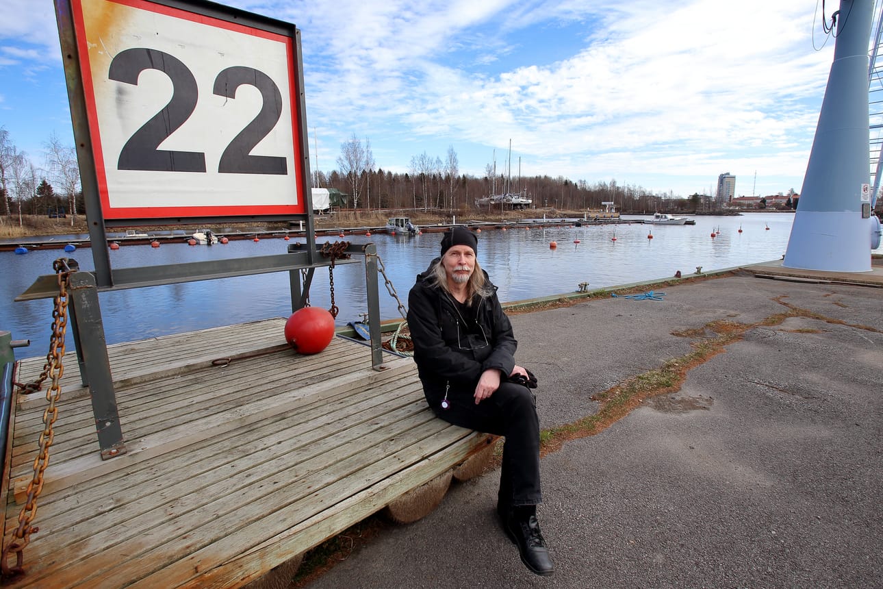 Teräsatama toimii hyvin. Veneiden jätehuolto hoituu, polttoainetta saadaan tankkiin, pyykit pestyä ja miehistökin pääsee puhdistautumaan saunaa myöten. Elintarvikekauppa on ainoa puute, sanoo kommodori Vesa Vaihoja.