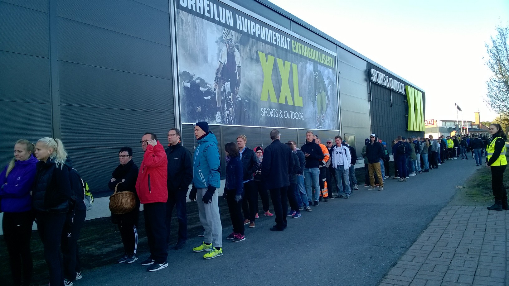 Jono kauppaan kiemurteli ympäri rakennusta Limingantullissa.