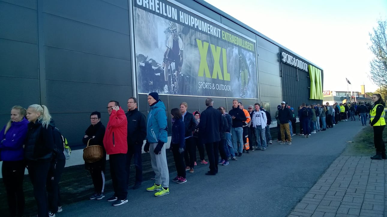 Jono kauppaan kiemurteli ympäri rakennusta Limingantullissa.