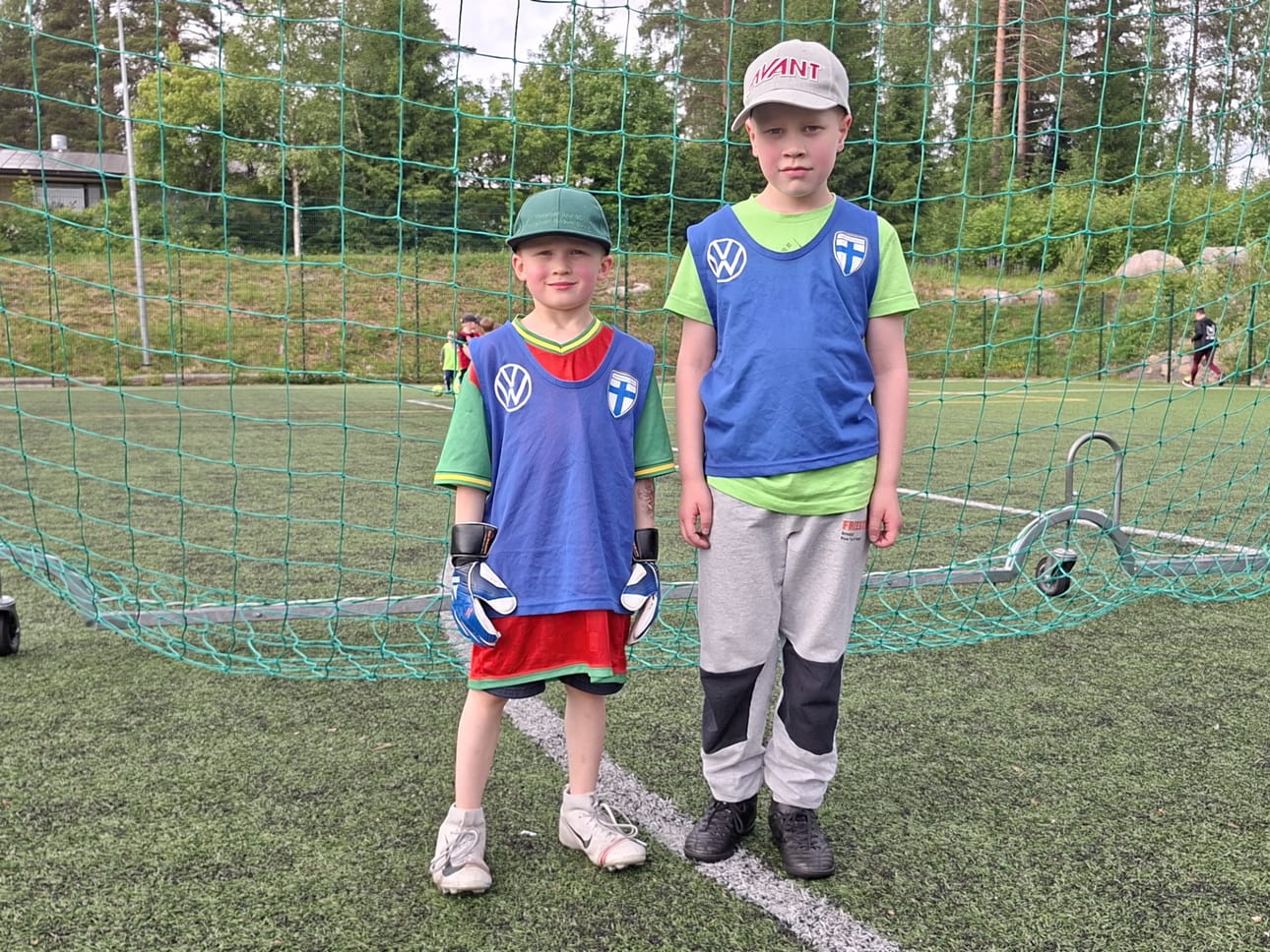 Oliver Rantala ja Lauri Aho tietävät jo vahvuutensa kentällä: Aho laukoo maaleja, Rantala torjuu.