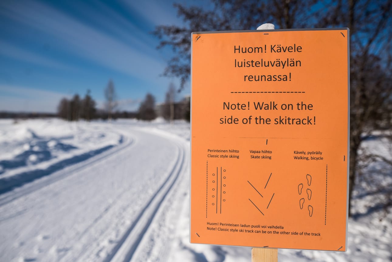 Oikeaoppiseen kävelyyn ohjeistava opastekyltti hiihtoladun reunassa Kuusamon ympärysladun varressa.