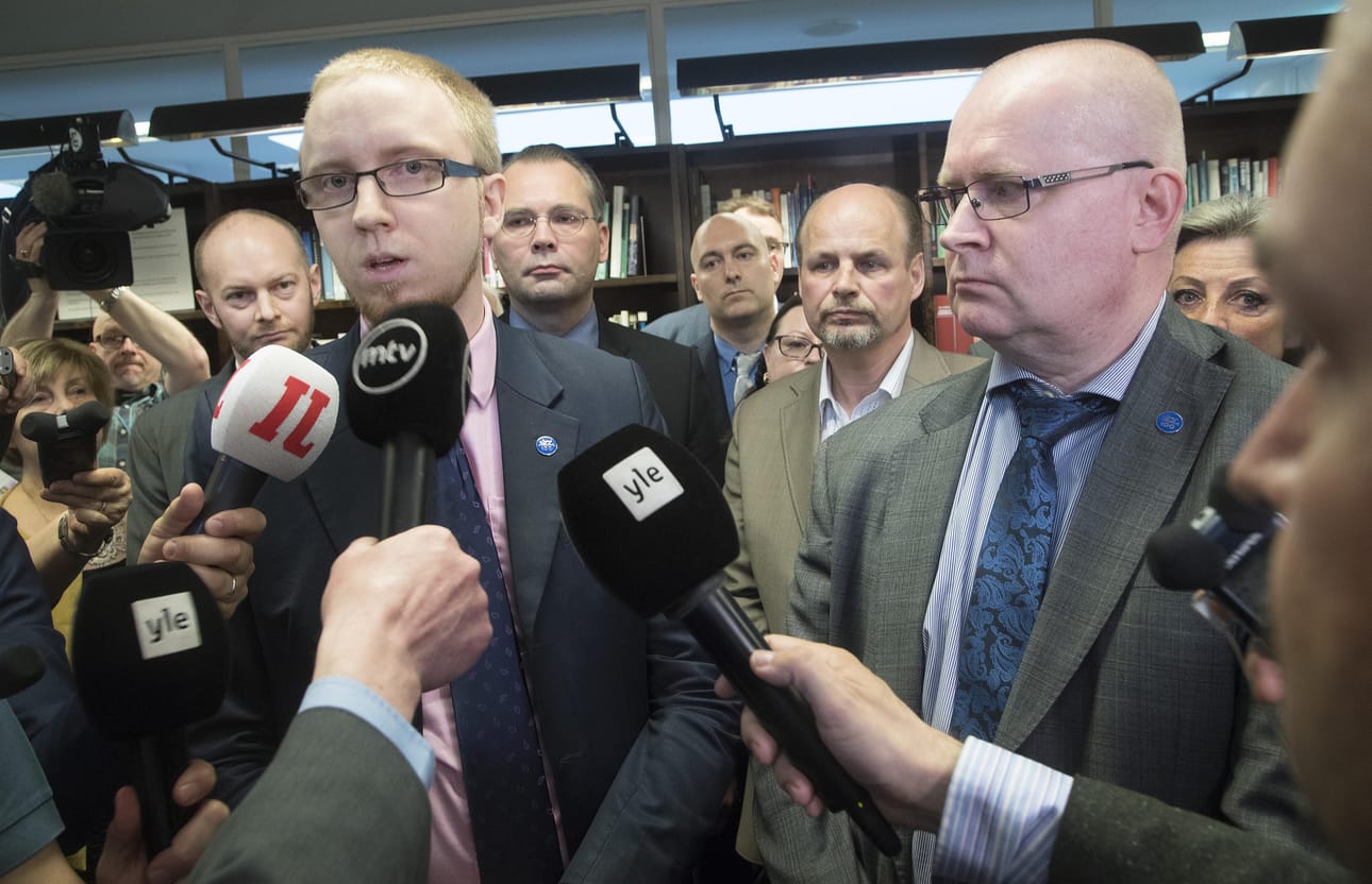 Simon Elo on valittu Uusi vaihtoehto -nimellä kulkevan eduskuntaryhmän puheenjohtajaksi. Elon lisäksi mukana ovat kaikki perussuomalaisten nykyiset kansanedustajat, muun muassa Jari Lindström.