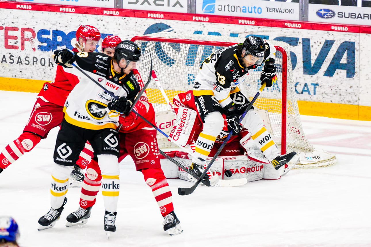Oulun Kärppien Julius Junttila luomassa maskia Vaasan Sportin maalivahti Masi Härkösen eteen.