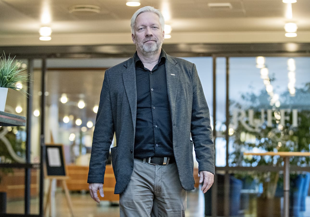 Pohto Oy:n toimitusjohtaja Markku Oikarinen vakuuttaa täydennyskoulutustalon jatkavan toimintaansa, vaikka Oulun kaupunki kaupittelee tiloja.