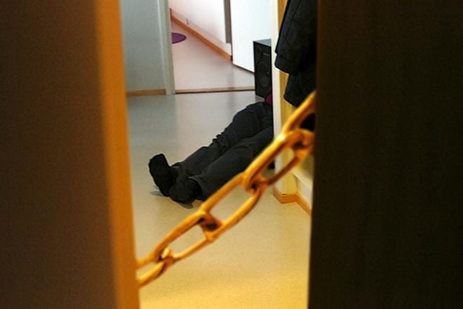Poliisi kehottaa aina pyytämään henkilökorttia ovelle tulleelta vieraalta henkilöltä.