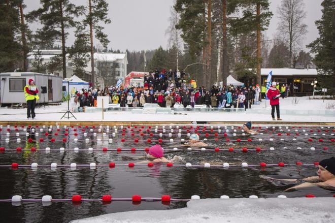 Kisat keräsivät useita satoja avantouimareita ylittämään itseään ja ottamaan mittaa toisistaan ääriolosuhteissa. Kuva: Lehtikuva/Timo Hartikainen