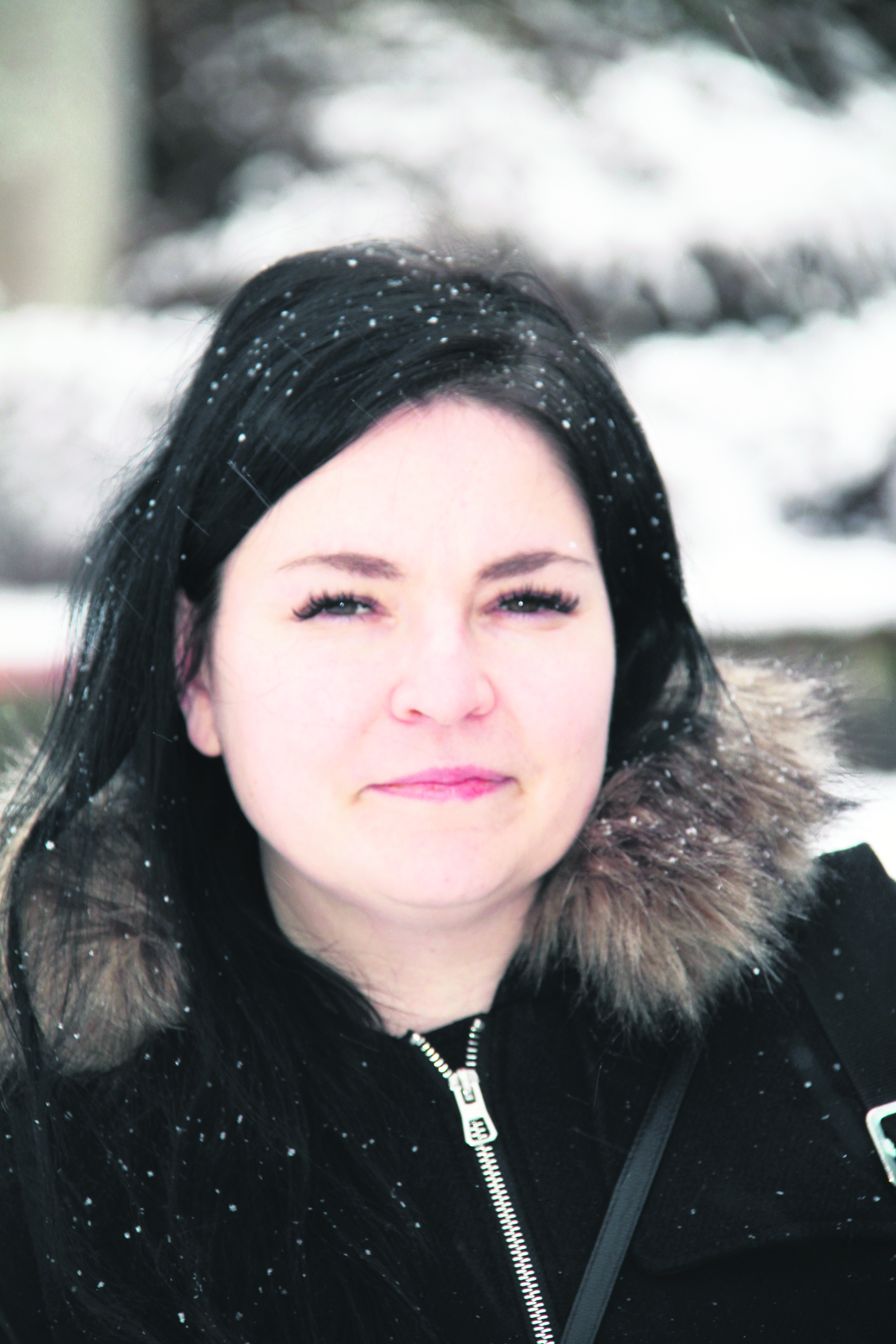 Peilipojan eli Armas Pasasen kerrottiin heijastaneen valoa peilistä toiseen ja nähneen niiden väliin muodostuneessa kujassa esimerkiksi kadonneita ihmisiä, eläimiä ja esineitä eri paikoissa.