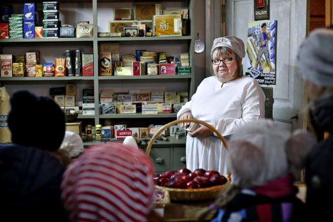 Kauppapuorin emäntänä hääräsi perinteiseen tapaan Sirkka-Liisa Sihvonen. KUVAT: TOMI KOSONEN