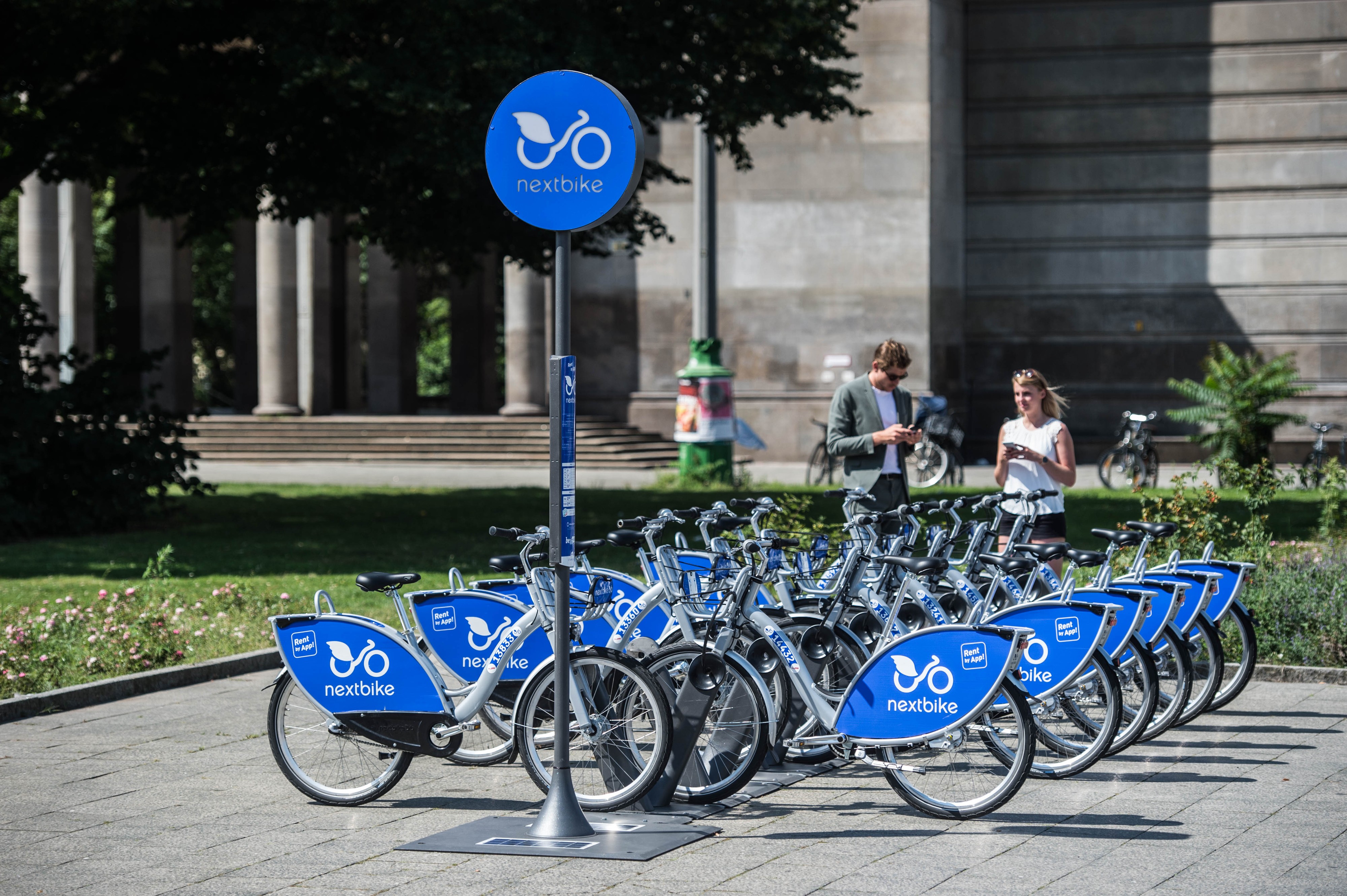 Oulun kaupunkipyörät toimittavan NextBike-yhtiön kuva pyöräasemasta. Oulun pyöriin tulee erilainen väritys ja myös mallin yksityiskohdissa voi olla eroa.