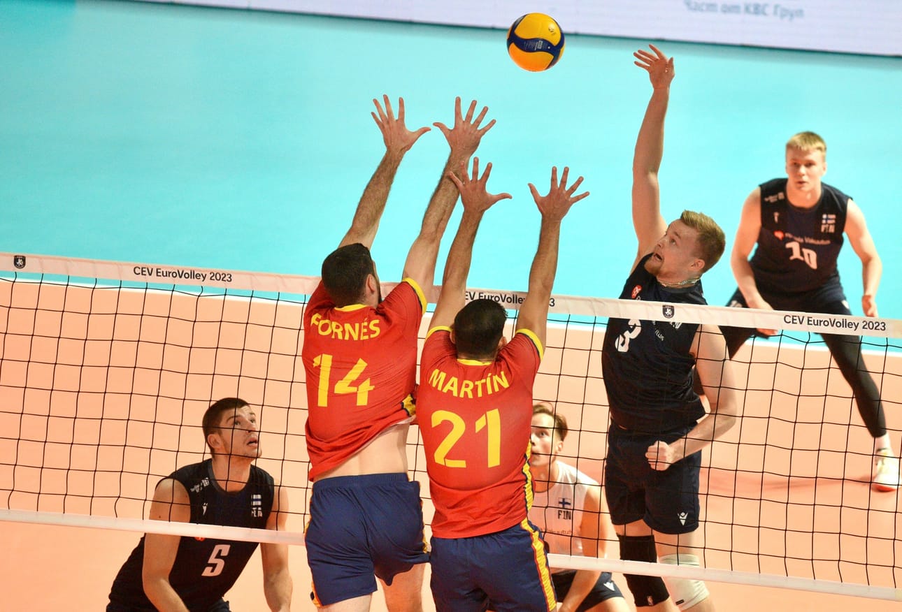 Suomen Jiri Hänninen, Akseli Lankinen ja Luka Marttila sekä Espanjan Miguel Angel Fornes ja Cesar Martin miesten lentopallon EM-lopputurnauksessa. LEHTIKUVA / BULGARIAN NEWS AGENCY