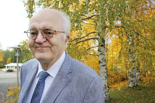 Lastenpsykiatrian erikoislääkäri, lääketieteen tohtori Jari Sinkkonen vieraili Lehtimäen opistolle ja kertoi myös omasta suhteestaan opistoon. Kuva: Reijo Heikkilä