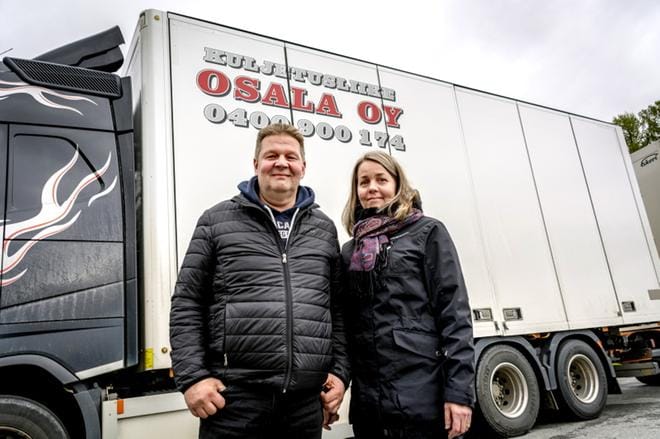 Mika ja Niina Osalan yritys Kuljetusliike Osala Oy sai Vuoden yrittäjä -tunnustuksen Soinissa. KUVA: AARRE LÖYTÖMÄKI