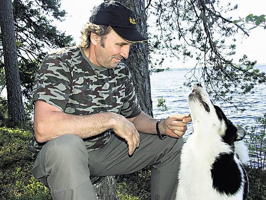 Susitutkija Seppo Ronkainen viettää kesää Karhunpesässään Marttisenjärvellä. Itäsiperianlaika Siskasta kasvaa apulainen petojen jäljitykseen.