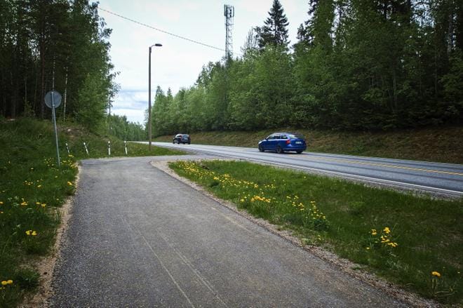 Vaasan Höstvedellä pyörätie loppuu vaarallisessa paikassa mäen päällä. Mäkeä ylös nousevat autoilijat eivät välttämättä huomaa ajoissa pyörätieltä maantielle siirtyviä pyöräilijöitä. KUVA: ANNE LAURILA