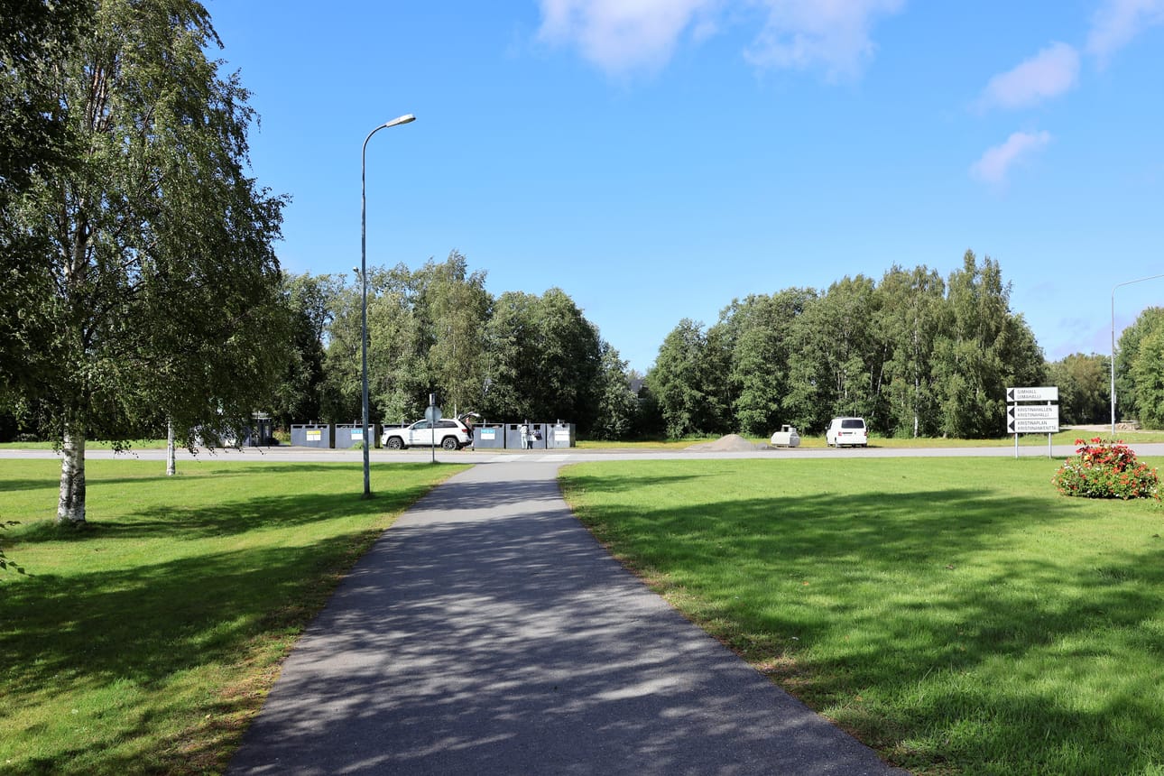 Ekopiste sijaitsee avoimella alueella Kantakaupungin keskustan pohjoispuolella, Köydenpunojankadun varrella.