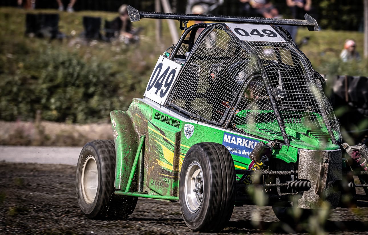 Iiro Kangasluoma kurvailee crosskartin Mini-luokassa.