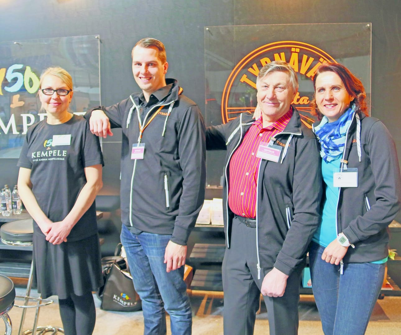Kempeleen ja Tyrnävän osaston esittelijöinä Anne Toppari (vasemmalla), Tuomo Perälä, Tauno Uitto ja Eliisa Tornberg.