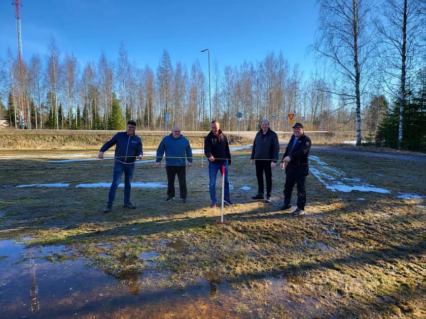 Skeittiparkki sijoittuu Alahärmän taajamaan koulukampuksen lähelle, nuorisoseura Onnelan ja Siltatien väliselle tontille. Paikkaa mittailemassa Jari Välikangas, Antero Ylinen, Alahärmän Lc-klubin presidentti Jarmo Lahti, Harri Sillanpää ja Jukka Katajamäki.