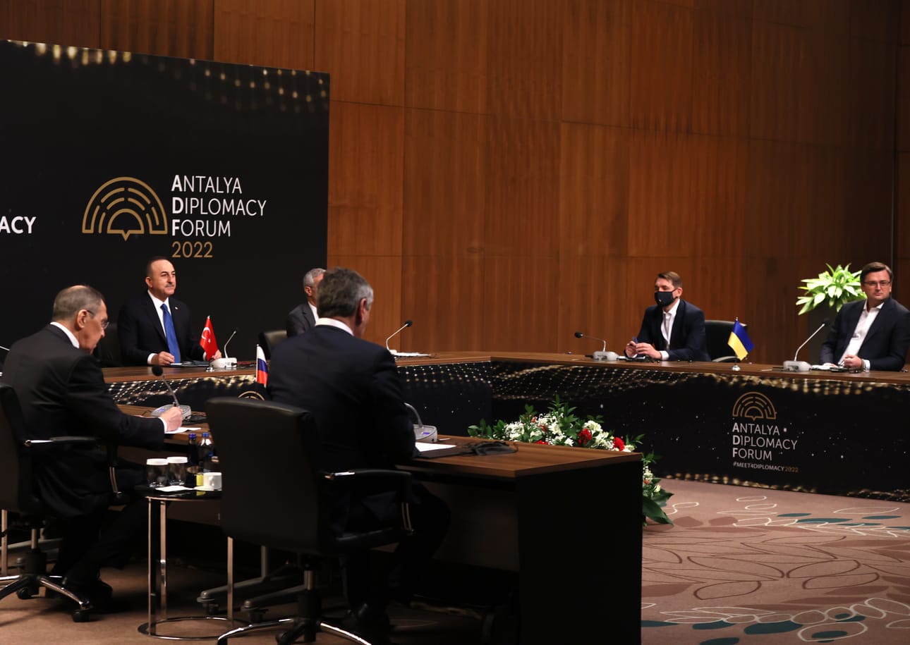 Venäjän ulkoministeri Sergei Lavrov (vasemmalla) tapasi Ukrainan ulkoministeri Dmytro Kuleban (oikealla) Turkin Antalyassa järjestetyissä neuvotteluissa, joita isännöi Turkin ulkoministeri Mevlut Cavusoglu (takana vasemmalla). Kyseessä oli Kuleban ja Lavrovin ensimmäinen tapaaminen sen jälkeen, kun Venäjä aloitti hyökkäyksensä Ukrainaan helmikuun lopussa.