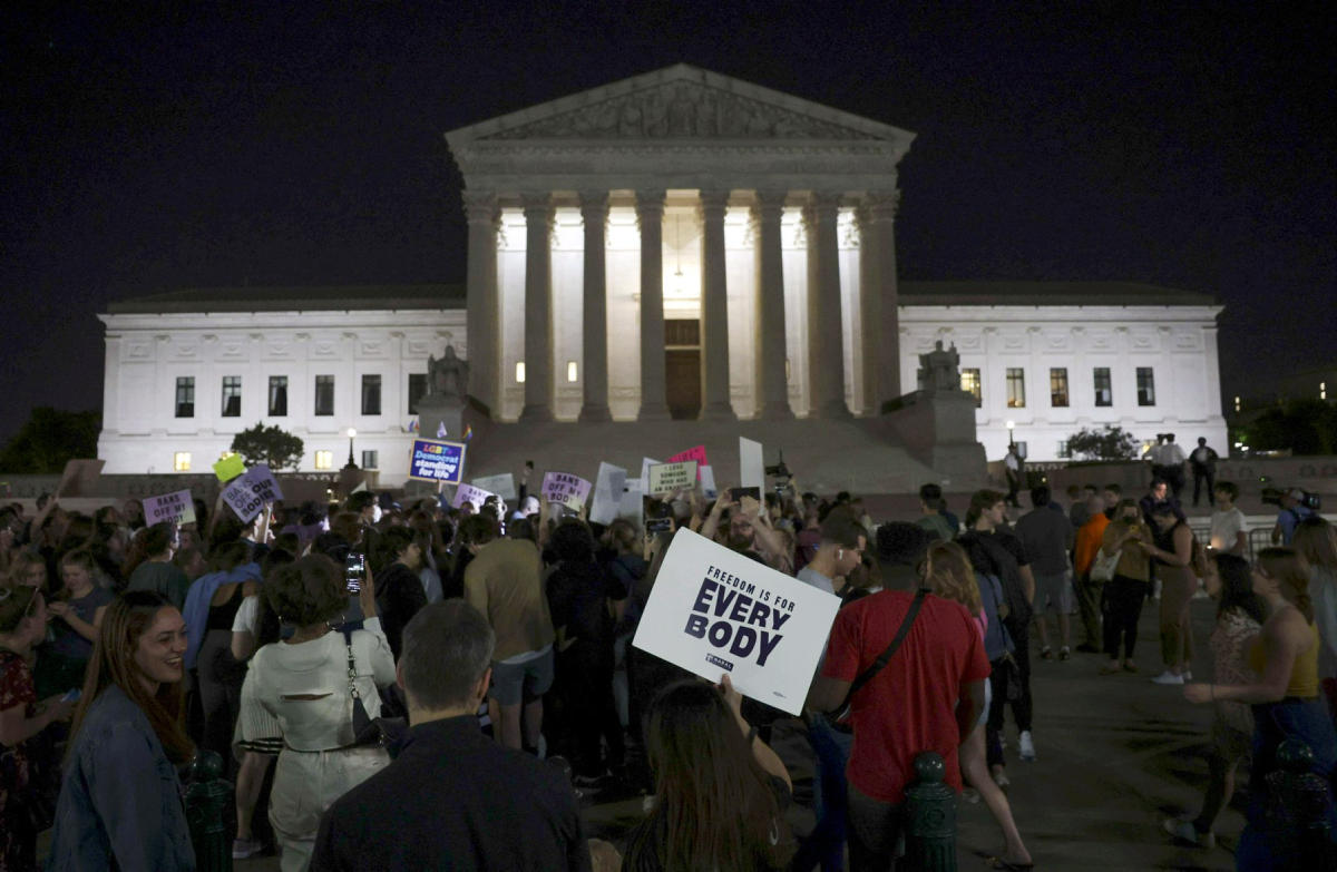 Yhdysvaltain korkein oikeus vahvisti, että julkisuuteen vuotanut luonnos aborttioikeuden kumoamisesta on aito