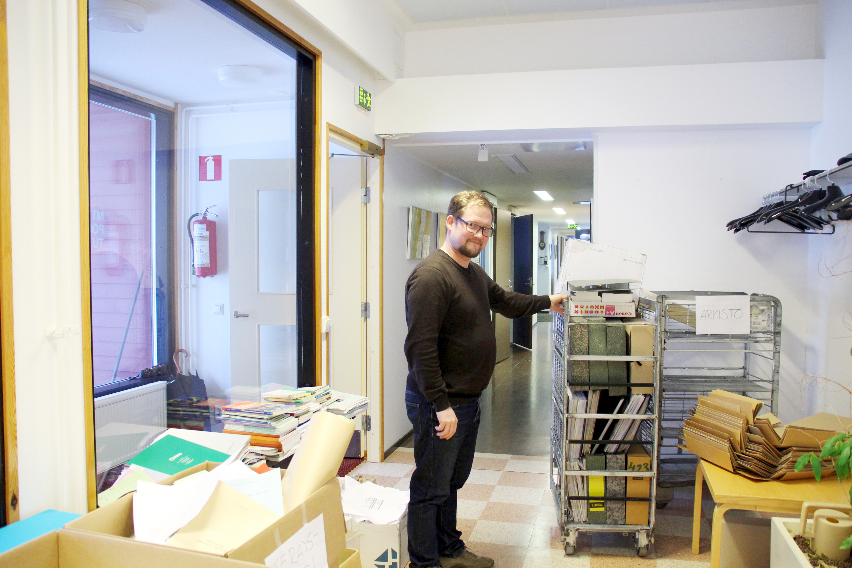 Ryhmäpäällikkö Jarkko Kekkonen kävi katsastamassa, onko pinoissa vielä arkistoitavaa materiaalia.