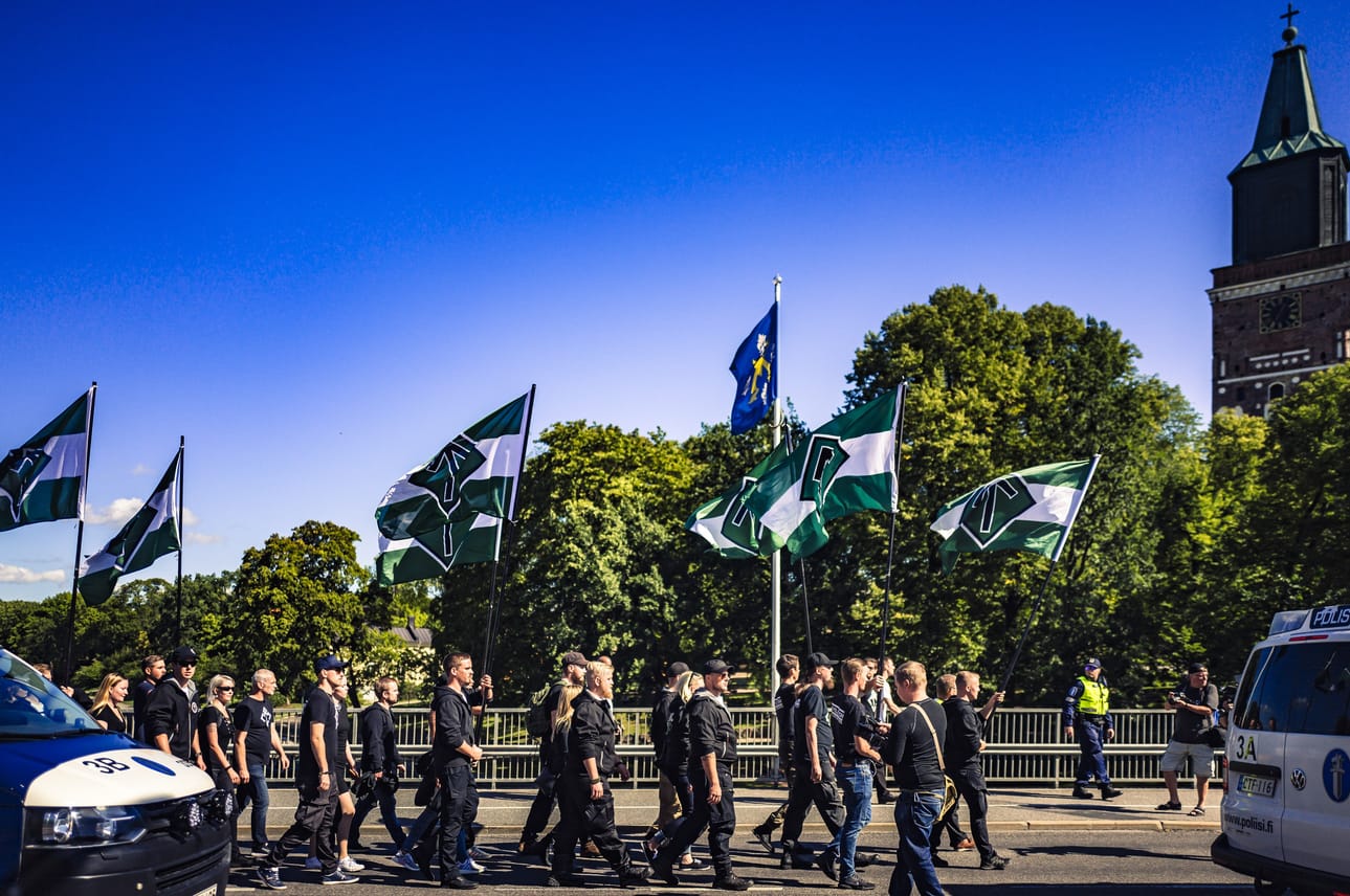 Korkein oikeus määräsi torstaina uusnatsijärjestö Pohjoismaisen Vastarintaliikkeen (PVL) toimintakieltoon. Kuvassa PVL marssimassa Turussa terrori-iskun vuosipäivänä viime elokuussa.