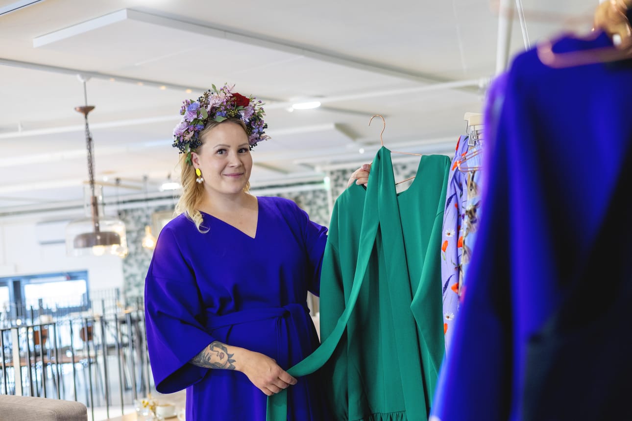 Teen koko ajan kompromisseja sen kanssa, että aikani riittäisi yrityksen eri vaiheiden pyörittämiseen sekä olemaan äiti ja vaimo, Eveliina Hakala sanoo. Syksyn mallistossa hehkuvat värit.