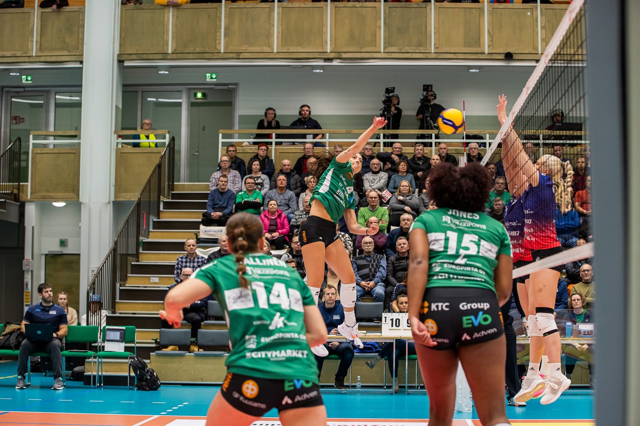 Pölkky Kuusamo pelaa lauantaina lentopallon Mestaruusliigaa miltei kolmen viikon ottelutauon jälkeen. Kuva on joukkueen edellisestä ottelusta 23. lokakuuta, jolloin Kuusamossa vieraili Arctic Volley.