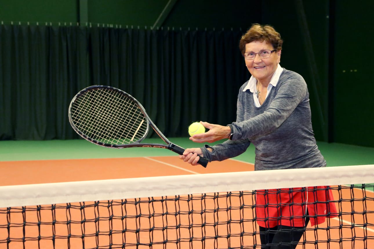 Maija-Liisa Hedman pelaa nelinpelejä ja kaksinpelejä 75- ja myös nuorempien sarjoissa. Raahen pelikavereille ja muille tutuille lähteee terveiset tennispallon mukana.