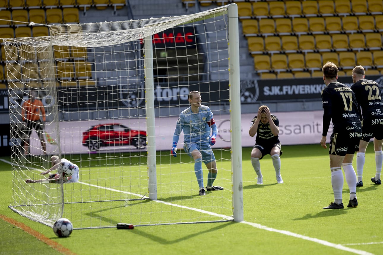SJK on sarjassa yhdeksäntenä, kun runkosarjasta on pelattu puolet. Jani Honkavaaran vaihtaminen Joaquín Gómeziin ei ole kaduttanut puheenjohtaja Raimo Sarajärveä.