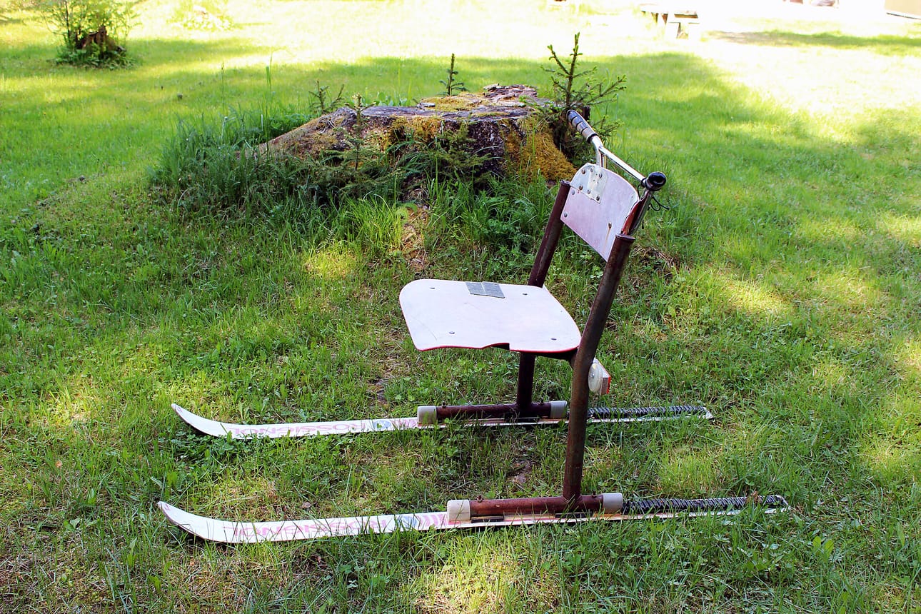 Kaarle Kari askartelee löytämistään jätteistä uutta käyttötavaraa. Vanhoista suksista ja tuolista syntyi omatekoinen potkukelkka