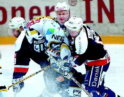 Selvä peli. Joni Pitkänen lähtee varmasti NHL:ään, mutta joko jo ensi syksynä vai vasta vuoden kuluttua? Tässä Pitkänen on joutunut kahden HPK:n pelaajan rutistukseen.