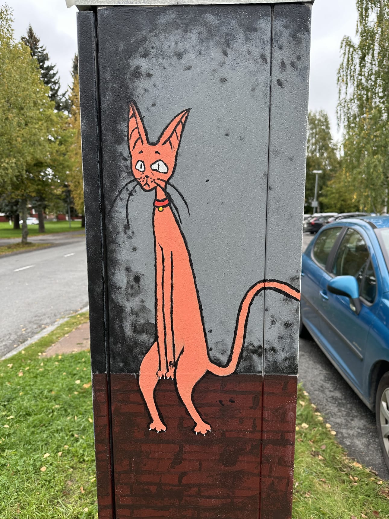Maalatut sähkökaapit ilahduttavat musiikkiopiston alueella.