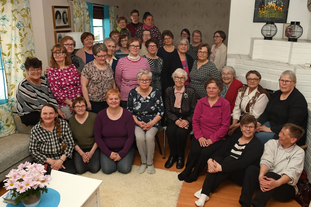 ”Kotipalveluväki on ollut aina yhtenäistä, ahkeraa ja kuuliaista joukkoa”, kuvailee Raija Poussu jälleennäkemisistä iloista ryhmää kökkäjäisillä kotonaan.