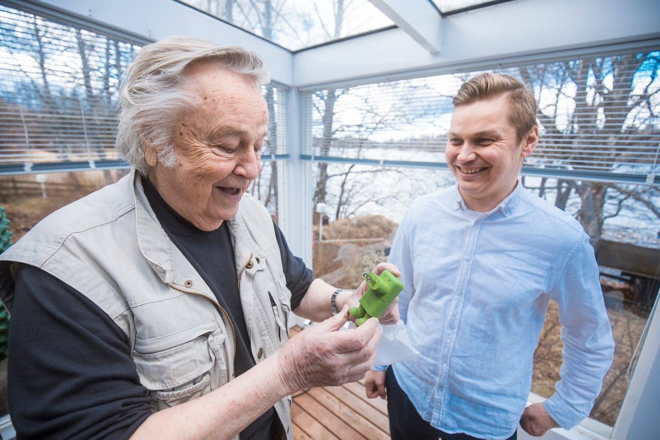 Muotoilija Eero Aarnio ja Asmon perustaja Asmo Saloranta ovat tyytyväisiä lopputulokseen.