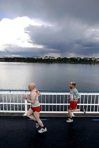 Välillä taivas tummeni ja ukkonen jyrisi Hartaanselän maisemassa, mutta se ei juoksijoiden vauhtia hidastanut.