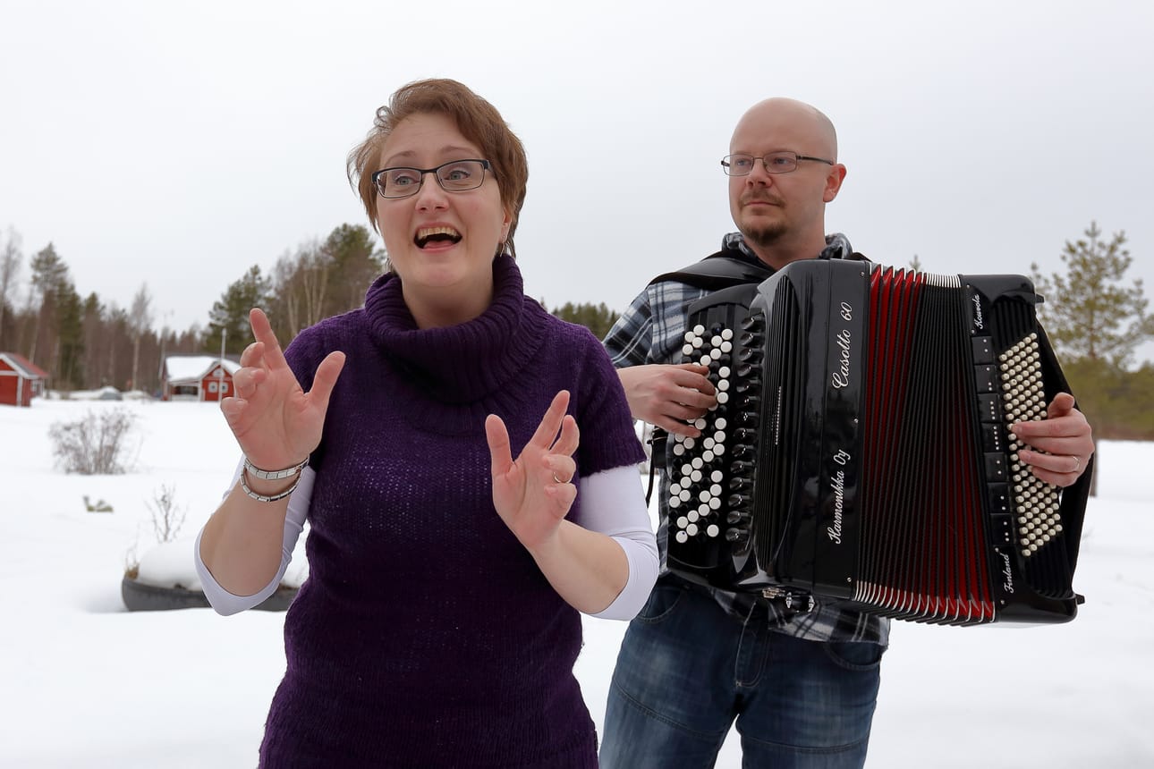 Mari Ylikärppä ja Esa Mathlin keikkailevat lähiaikoina Attendon palvelukodeissa Raahessa ja Siikajoella. 6. huhtikuuta Maria ja Esaa pääsee kuuntelemaan tansseissa Raahen työväentalolla. - Keikkaa tehdään pikku hiljaa, ei ryysitä, pariskunta tuumaa.