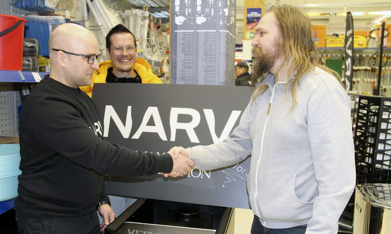 Arto Hintsala (takana) on mielissään, että Oulaisten Piipsjärvi 24h-kylätapahtumaan tehdyn jääsaunan tarina kantaa myös hyväntekeväisyyteen. Yhdessä kiuastehtaan edustajan Jarkko Lytzin kanssa hän ideoi kampanjan, jolla kiukaat myytiin. Tuotto lahjoitettiin Oulaisten nuorison hyväksi. Noin 1400 euron pottia vastaanottamassa Samuli Tikkanen Oulaisten kaupungin nuorisopalveluista. Kyltti, joka kertoo kiuastarinaa, kiinnitetään uuden nuorisotilan seinälle.