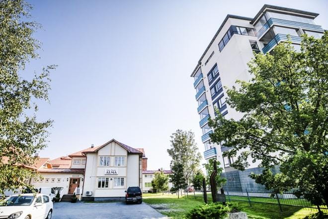 Alman korkea laajennusosa sijoittuu nykyisen hotellirakennuksen ja radan väliin. Lähellä sitä on nykyisin hotellikäytössä oleva vanha vesitorni.KUVA: KRISTA LUOMA