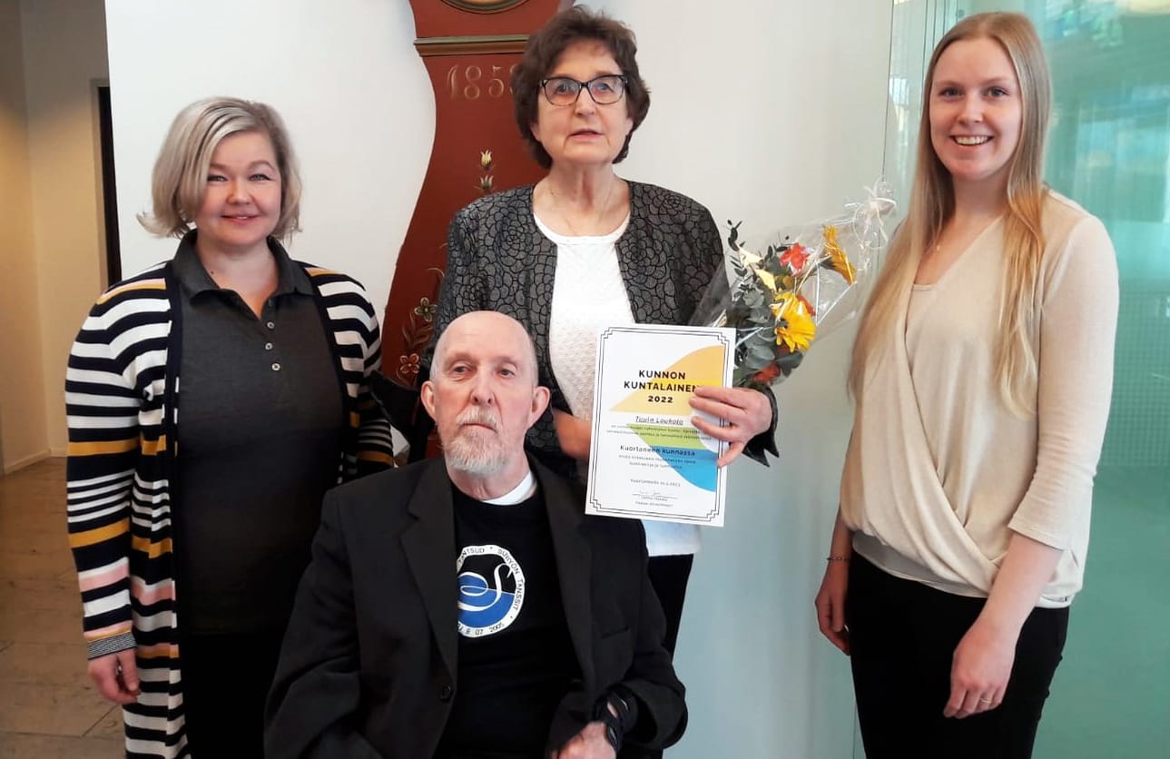 Kuortaneella vuoden 2022 Kunnon kuntalaiseksi kukitettiin Tuula Loukola. Kuvassa on myös hänen puolisonsa Raimo Loukola. Palkintoa olivat luovuttamassa Kuortaneen Osuuspankin toimitusjohtaja Suvi-Katariina Kangastie sekä kunnan vapaa-aikasihteeri Jonna Hakala.