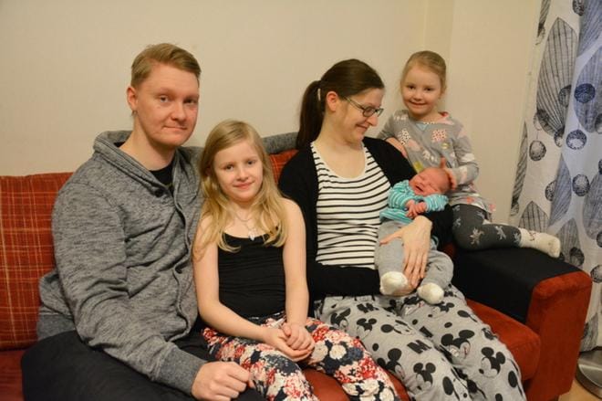 Tommi, Minea, Maija ja Erin Pöyry miettivät vielä nimeä perheen tuoreimmalle jäsenelle. KUVA: MIINA HAKALA