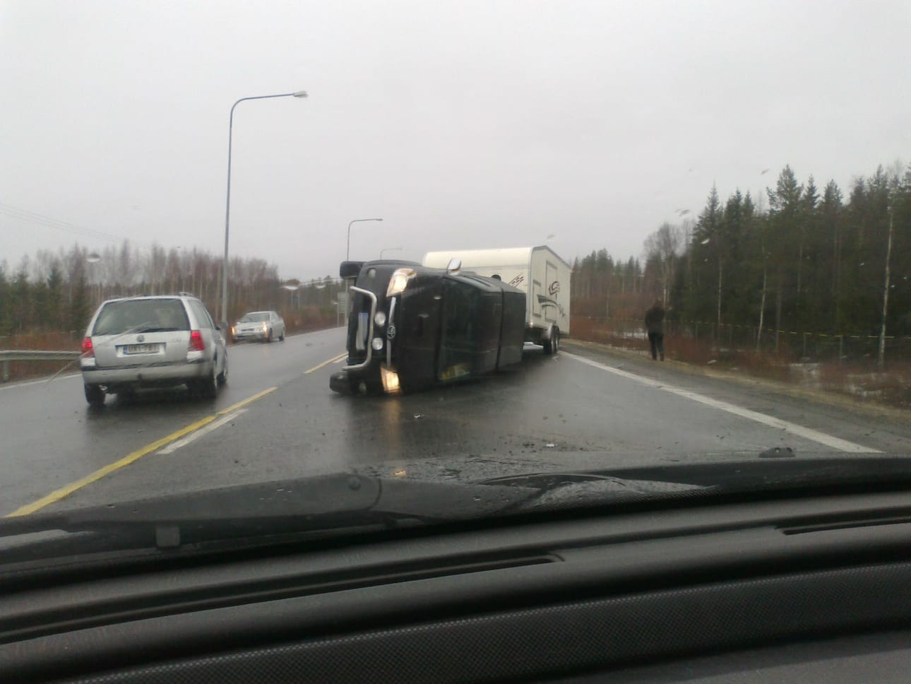 Henkilöauto pyörähti kyljelleen Haukiputaalla.