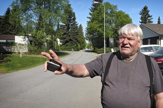 Hakalankadulla asuva Seppo Hautaluoma on valmis myymään omakotitonttinsa rakennusyhtiölle. KUVA: JUSSI MUSTIKKAMAA