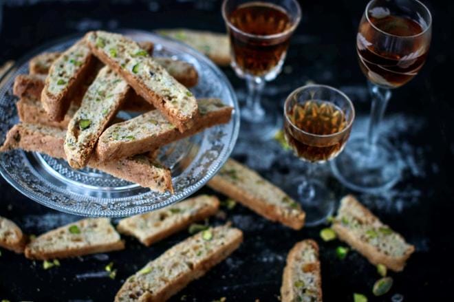 Cantuccinit sopivat myös joulutarjottavaksi. Joulumaun ne saavat tällä kertaa sukaatista, kandeeratusta appelsiininkuoresta ja pistaasipähkinästä. Pähkinöitä ja maku-aineita voit varioida mielesi mukaan: kokeile vaikka kuivattua karpaloa.