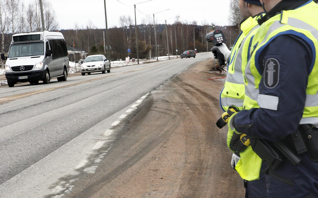 Pääsiäisen menoliikenteestä odotetaan vilkkainta kiirastorstaina. Poliisi keskittää liikennevalvontaansa pääteiden lisäksi tunturikeskuksiin vievälle tiestölle.