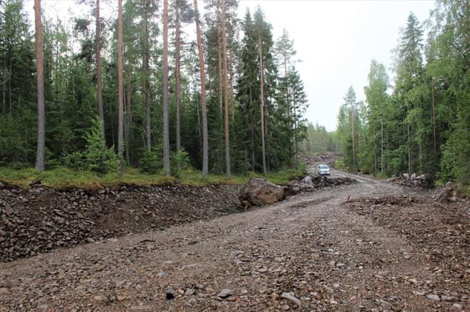 Pyhävuoren mökkialueelle vievän nimeksi tulee Kronmanintie, sitten kun ajoväylä on valmis. Vuosia sitten suunniteltiin, että mökit olisi rakennettu Pyhävuoren huipulle. KUVA: LOTTA KALLIO